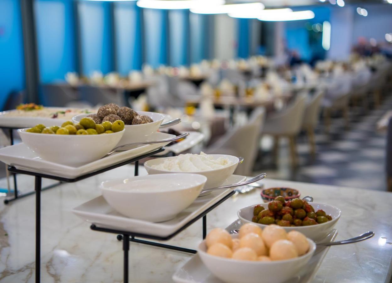 Millennium Atria Business Bay Aparthotel Дубай Екстериор снимка A buffet at a hotel