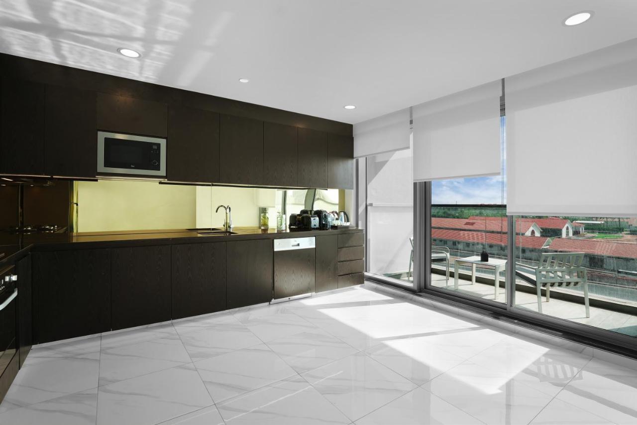 Millennium Atria Business Bay Aparthotel Дубай Екстериор снимка A kitchen with a large window